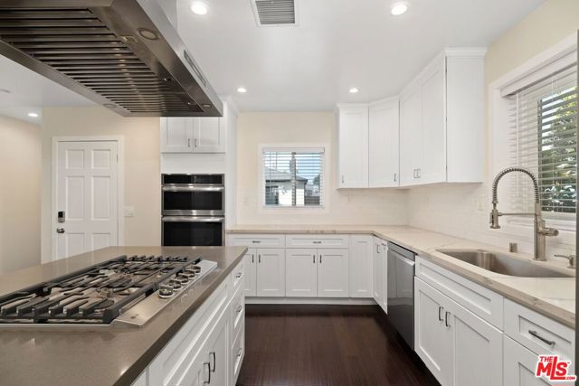4401 W 58th Place, Los Angeles CA: https://media.crmls.org/mediaz/b7bd2aea-6e1f-4c17-9c31-a04ca6c2b863.jpg