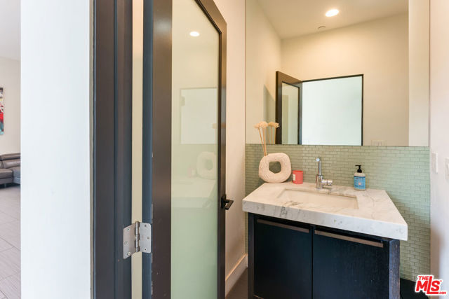 2929 Passmore Drive, Los Angeles CA: https://media.crmls.org/mediaz/b7bd3373-cd6e-4a78-b959-6d49d5bc7154.jpg