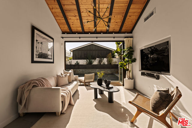 6607 Maryland Drive, Los Angeles CA: https://media.crmls.org/mediaz/b7bd9a8e-5998-4da6-8c90-3f5102cee389.jpg