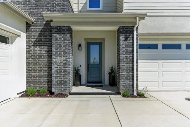 1725 SW Wren, Dublin CA: https://media.crmls.org/mediaz/b7bdb51d-13ec-4ed9-a60d-81fc035e2b4b.jpg