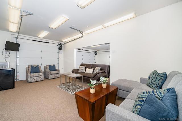 4703 Briana Ct, Fallbrook CA: https://media.crmls.org/mediaz/b7bdcfbb-05ed-40b7-86ec-53548e4c754d.jpg