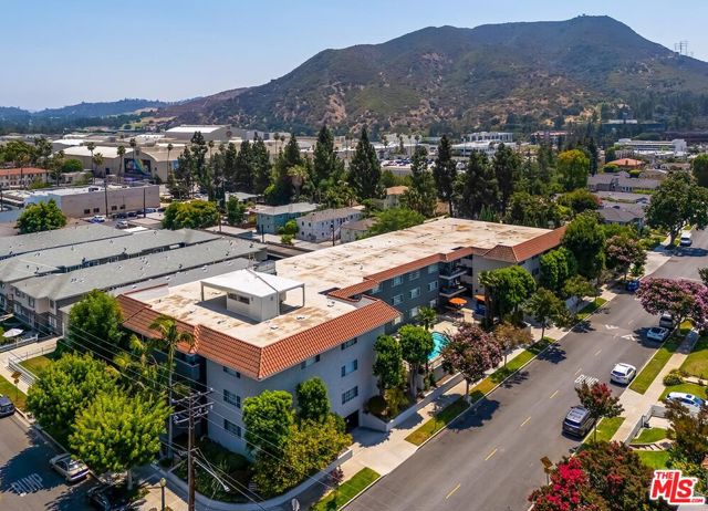 4140 Warner, Toluca Lake CA: https://media.crmls.org/mediaz/b7bdd614-b768-4e28-bea1-e08a64d1bcd2.jpg