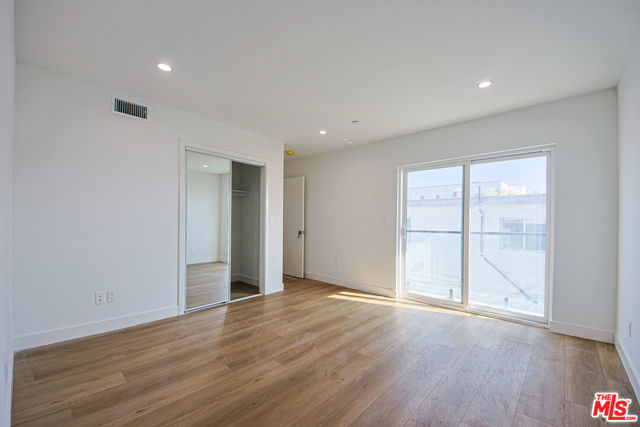 1636 Longwood Avenue, Los Angeles CA: https://media.crmls.org/mediaz/b7be1105-3c33-4c00-986c-5c0980d2c3f9.jpg