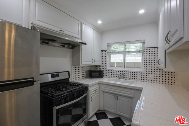 12942 Moorpark Street, Studio City CA: https://media.crmls.org/mediaz/b7bf83df-199f-45e1-8cc8-14f293206786.jpg