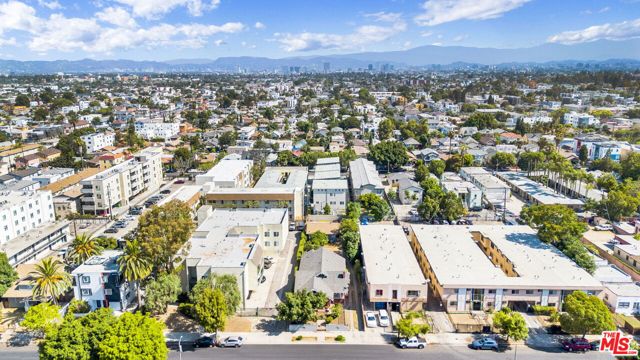 1215 W 39th Place, Los Angeles CA: https://media.crmls.org/mediaz/b7bfd87e-fb42-4a4e-97b3-337e831c7e6d.jpg