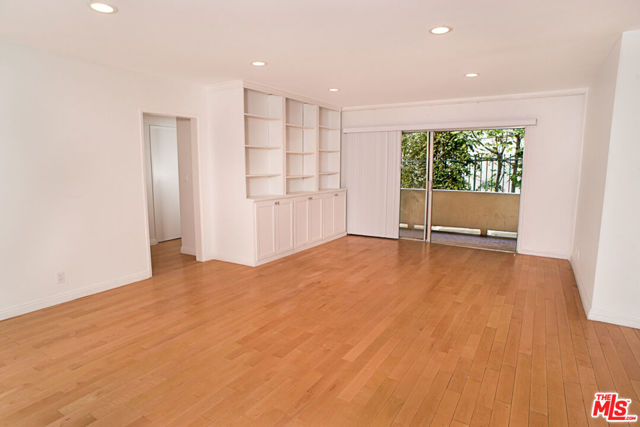416 N Oakhurst Drive, Beverly Hills CA: https://media.crmls.org/mediaz/b7c0c2d1-52cb-4f31-bfbf-5ab8c7a97bda.jpg