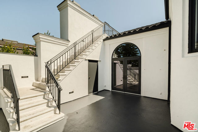 609 21st Place, Santa Monica CA: https://media.crmls.org/mediaz/b7c25495-061d-4ee1-a5e0-faac3b7688ec.jpg