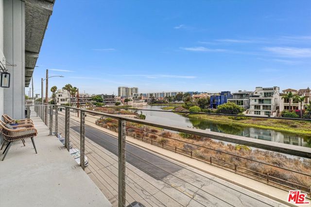 4105 Pacific Avenue, Marina del Rey CA: https://media.crmls.org/mediaz/b7c25b99-6862-43b2-81b6-ce1a5430155e.jpg