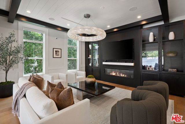 18057 Valley Vista Boulevard, Encino CA: https://media.crmls.org/mediaz/b7c2868a-9f12-42db-b84f-a47d0e3ccbb2.jpg