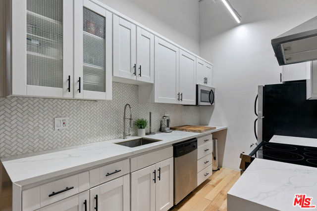 312 W 5th Street, Los Angeles CA: https://media.crmls.org/mediaz/b7c4ebc3-ae52-456f-9c73-2b95a760cc0c.jpg