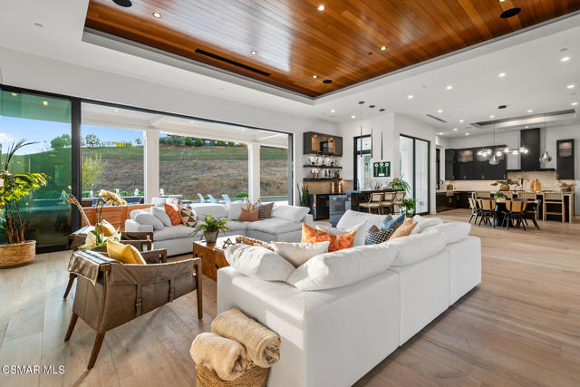 2111 High Knoll Circle, Thousand Oaks CA: https://media.crmls.org/mediaz/b7c52abe-5d59-4eb6-bd11-35b0472e6538.jpg