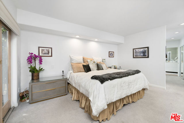 1708 Clear View Drive, Beverly Hills CA: https://media.crmls.org/mediaz/b7c57a59-3077-473b-bba2-3fbe087e02bb.jpg