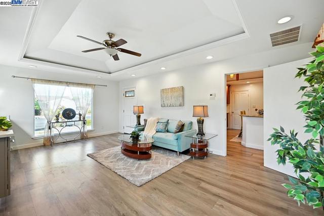 3419 Del Valle Cir, San Leandro CA: https://media.crmls.org/mediaz/b7c57e61-20de-47bd-bd03-46a7126aa77b.jpg