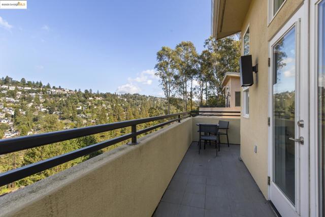 205 Sheridan RD, Oakland CA: https://media.crmls.org/mediaz/b7c65ade-3132-4fab-b7d8-90ce08ca874c.jpg