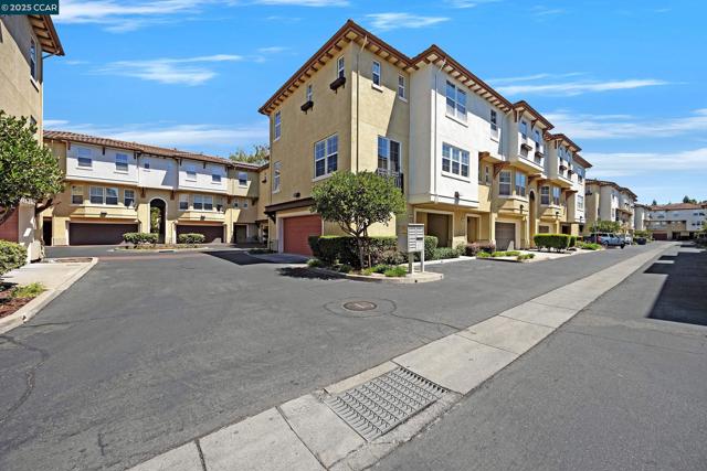47 Matisse Ct, Pleasant Hill CA: https://media.crmls.org/mediaz/b7c6eeaa-bc97-4d6b-adfe-3bc9b68da987.jpg