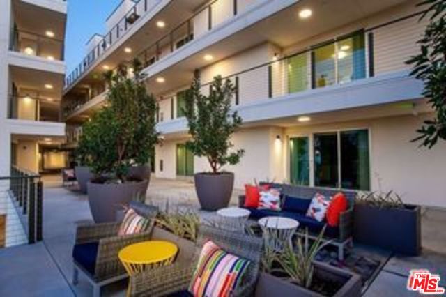 521 W Colorado Street, Glendale CA: https://media.crmls.org/mediaz/b7c70a1d-1662-4369-8ee9-007c76c616ac.jpg