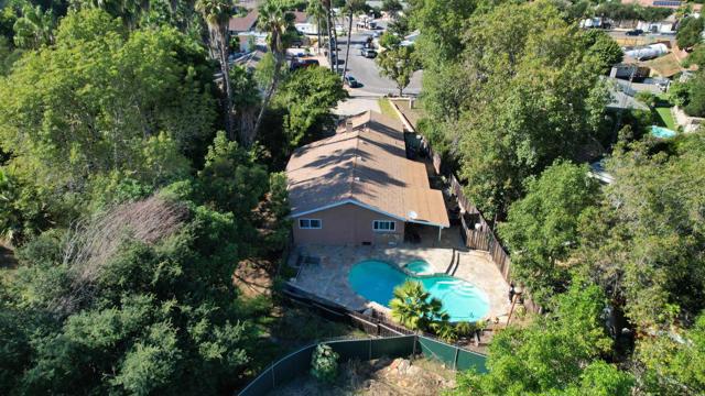 1210 Dolphin Circle, Vista CA: https://media.crmls.org/mediaz/b7c8cbcb-0107-41ab-af4b-4f4074d6dbff.jpg