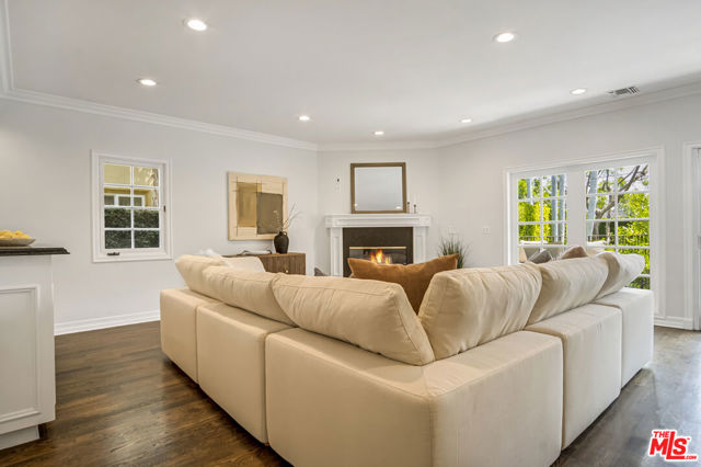 116 N Palm Drive, Beverly Hills CA: https://media.crmls.org/mediaz/b7c90981-48c3-4cf8-ab79-92e4de065a46.jpg
