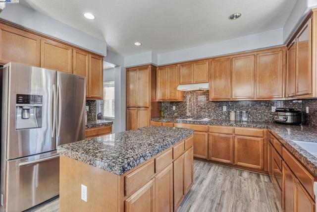 799 Ellerbrook St, Mountain House CA: https://media.crmls.org/mediaz/b7c9cc35-9c28-4776-9cb6-1ca55c7b2216.jpg