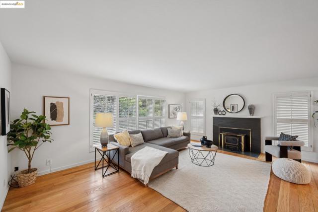 6141 Broadway Ter, Oakland CA: https://media.crmls.org/mediaz/b7ca21d4-3fc7-456a-bccc-a83e3b5b0f4c.jpg