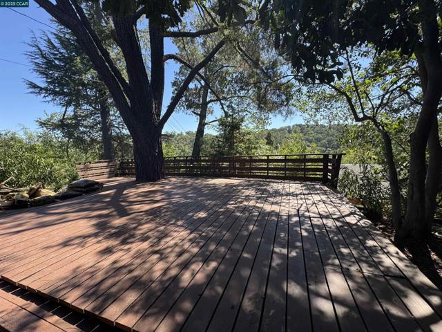 919 Janet Ln, Lafayette CA: https://media.crmls.org/mediaz/b7cab3de-7f46-4761-995a-e420a47a2080.jpg
