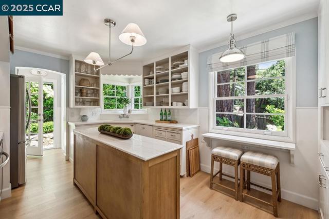 72 Davis Rd, Orinda CA: https://media.crmls.org/mediaz/b7cb6c8f-eb24-40ff-afbe-98b558018775.jpg