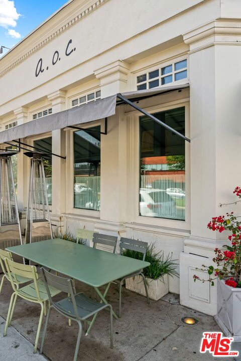 11645 Montana Avenue, Los Angeles CA: https://media.crmls.org/mediaz/b7cb86de-4c0a-4a1f-bbf9-7aee5dc0e454.jpg