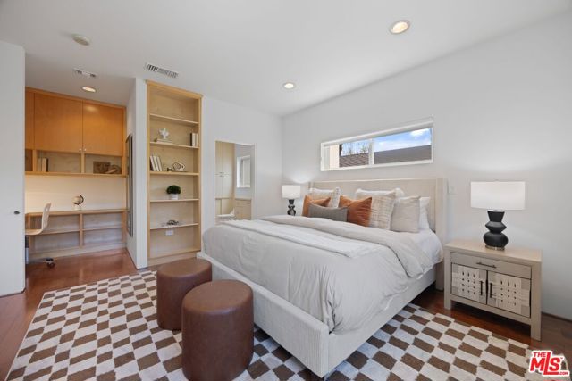 4255 Saint Clair Avenue, Studio City CA: https://media.crmls.org/mediaz/b7cf2bbc-551b-4064-8959-f96a8debfc5a.jpg