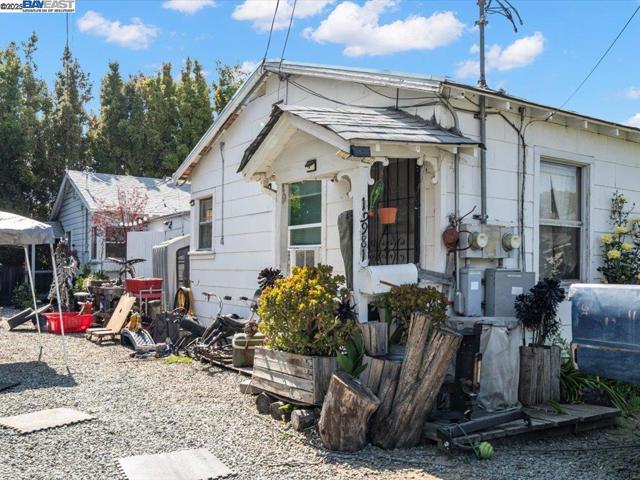 19979 Wisteria St, Castro Valley CA: https://media.crmls.org/mediaz/b7cf7750-c80b-41e2-ae86-a3b05c765ecd.jpg