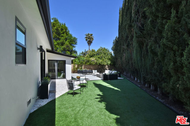 15431 Milbank Street, Encino CA: https://media.crmls.org/mediaz/b7cfa900-8537-4586-b600-c9b401befef5.jpg