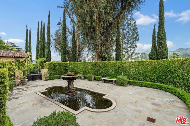 4320 Cedarhurst Circle, Los Angeles CA: https://media.crmls.org/mediaz/b7d1c8fc-ce9d-4dce-89b1-364bb5167286.jpg