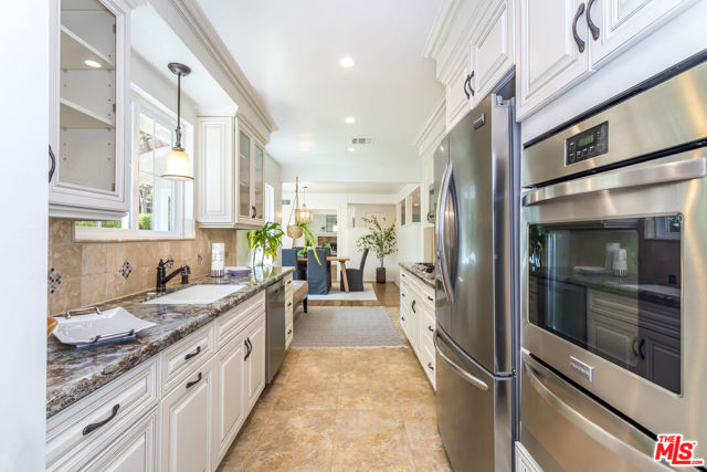 3634 Mandeville Canyon Road, Los Angeles CA: https://media.crmls.org/mediaz/b7d24d0a-dd15-43c5-85a0-254976f92ac0.jpg