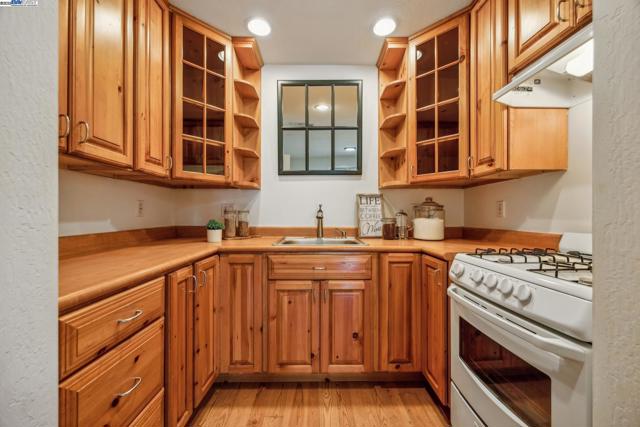 628 Saint Mary St, Pleasanton CA: https://media.crmls.org/mediaz/b7d27304-2d0e-487f-b38b-52cba78bdfd1.jpg