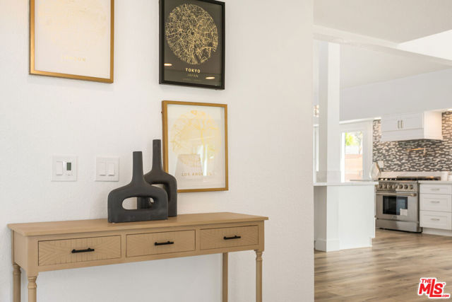 3536 Malibu Country Drive, Malibu CA: https://media.crmls.org/mediaz/b7d29750-01af-4a73-9e52-94f7b5a8729c.jpg