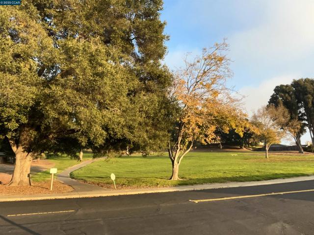 120 Bonita Ct, Rodeo CA: https://media.crmls.org/mediaz/b7d364b1-460d-4e15-9f9b-b6aadc53527a.jpg