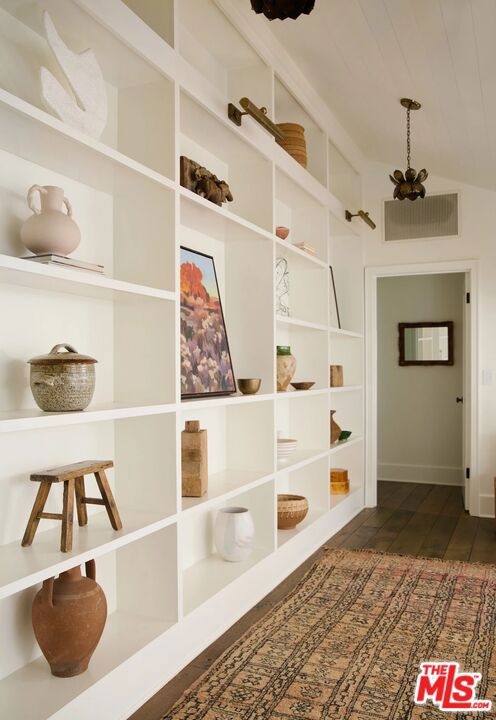 3949 Dixie Canyon Avenue, Sherman Oaks CA: https://media.crmls.org/mediaz/b7d3ebdd-0cad-40d5-8ee6-e6ed419d2311.jpg