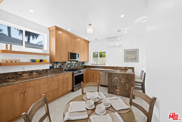 10623 W Olympic Boulevard, Los Angeles CA: https://media.crmls.org/mediaz/b7d509b9-e8ed-4641-b266-2124d7c954dc.jpg