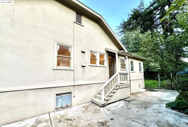 6014 La Salle Ave, Oakland CA: https://media.crmls.org/mediaz/b7d63ef4-9e53-43a8-85b8-7ede0a7cf8e3.jpg