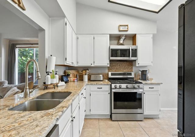 23886 Red Clover Cir, Murrieta CA: https://media.crmls.org/mediaz/b7d6f047-9090-4372-8893-13cd77f2710d.jpg