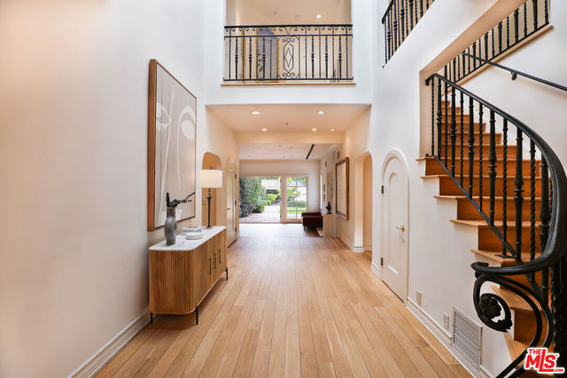 628 N Elm Drive, Beverly Hills CA: https://media.crmls.org/mediaz/b7d74bad-9a35-4aed-a2a8-44278470d521.jpg