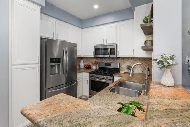 4104 Via Candidiz, San Diego CA: https://media.crmls.org/mediaz/b7d751e8-e4c6-4c36-8ace-9bce98b4e31c.jpg