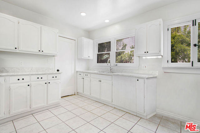 2406 3rd Avenue, Los Angeles CA: https://media.crmls.org/mediaz/b7d7ab53-eb68-4b0a-82a2-2c34fb9c2901.jpg