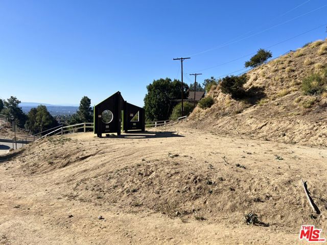 6101 Mulholland Highway, Los Angeles CA: https://media.crmls.org/mediaz/b7d7b40b-3876-4d5f-8ce1-a584bdd95de0.jpg