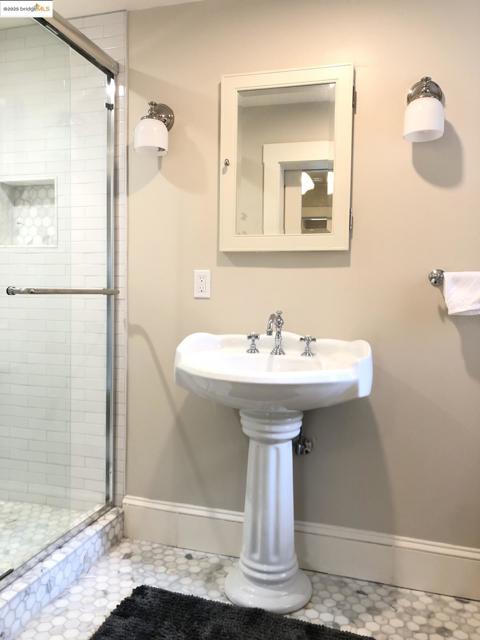169 Ronada Ave, Piedmont CA: https://media.crmls.org/mediaz/b7d8dc3f-4902-45c4-a050-f92f6663a0d4.jpg