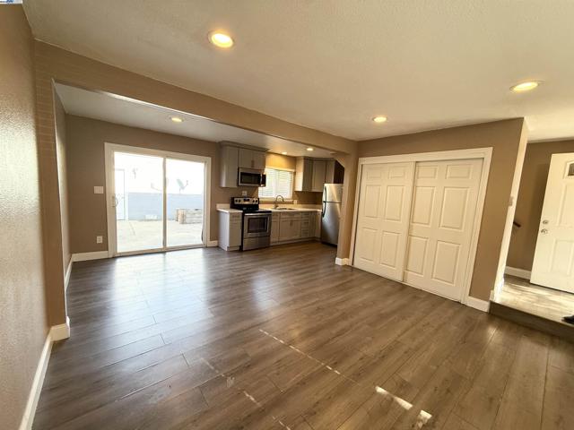 989 Palm Cir, Tracy CA: https://media.crmls.org/mediaz/b7d8e9a4-f593-4736-8030-1f0162723294.jpg