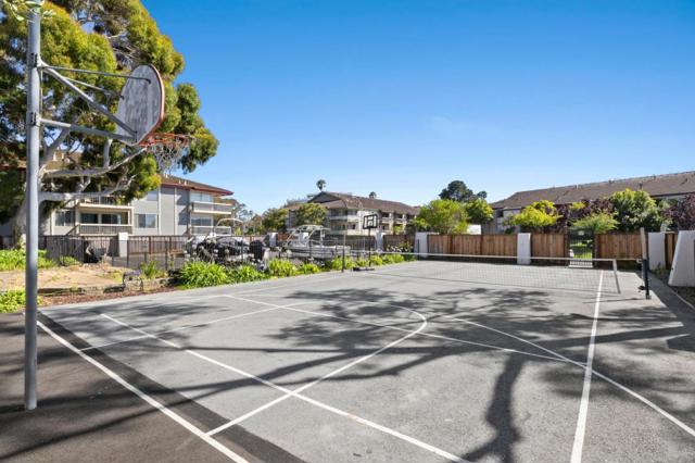 464 Fathom Drive, San Mateo CA: https://media.crmls.org/mediaz/b7d917a8-47cd-4d63-b69e-4686d911575f.jpg