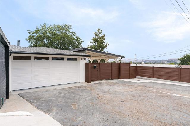 9376 Starcrest Dr, Santee CA: https://media.crmls.org/mediaz/b7d97e4e-7f02-4925-a5fe-ba65e22df32c.jpg