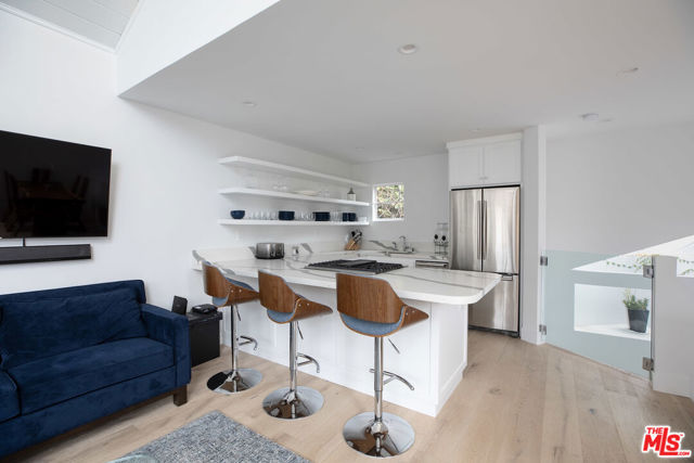 29233 HEATHERCLIFF Road, Malibu CA: https://media.crmls.org/mediaz/b7dbfdef-0fee-4dd6-b762-2d2d9deb32c9.jpg