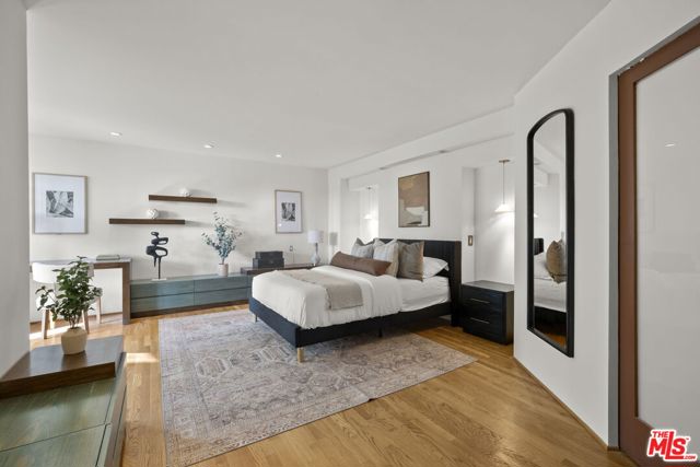 2980 Hollyridge Drive, Los Angeles CA: https://media.crmls.org/mediaz/b7dc34c0-3a50-48da-922d-29cae82927fc.jpg