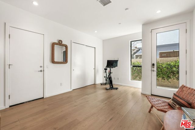 3724 1/2 Vinton Avenue, Los Angeles CA: https://media.crmls.org/mediaz/b7dc9a5d-01fe-45db-9133-63da545f9f41.jpg